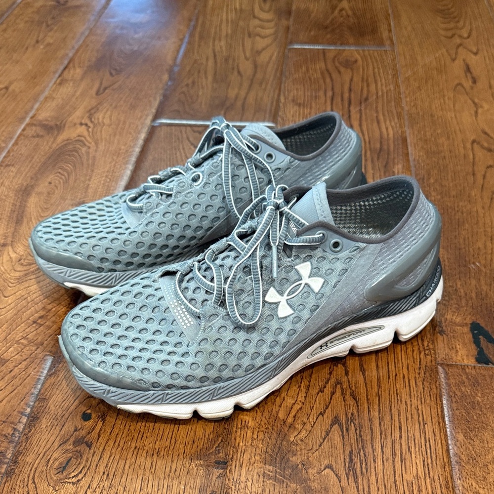 Under Armour women’s Athletic Gray Shoes EUC sz 7
